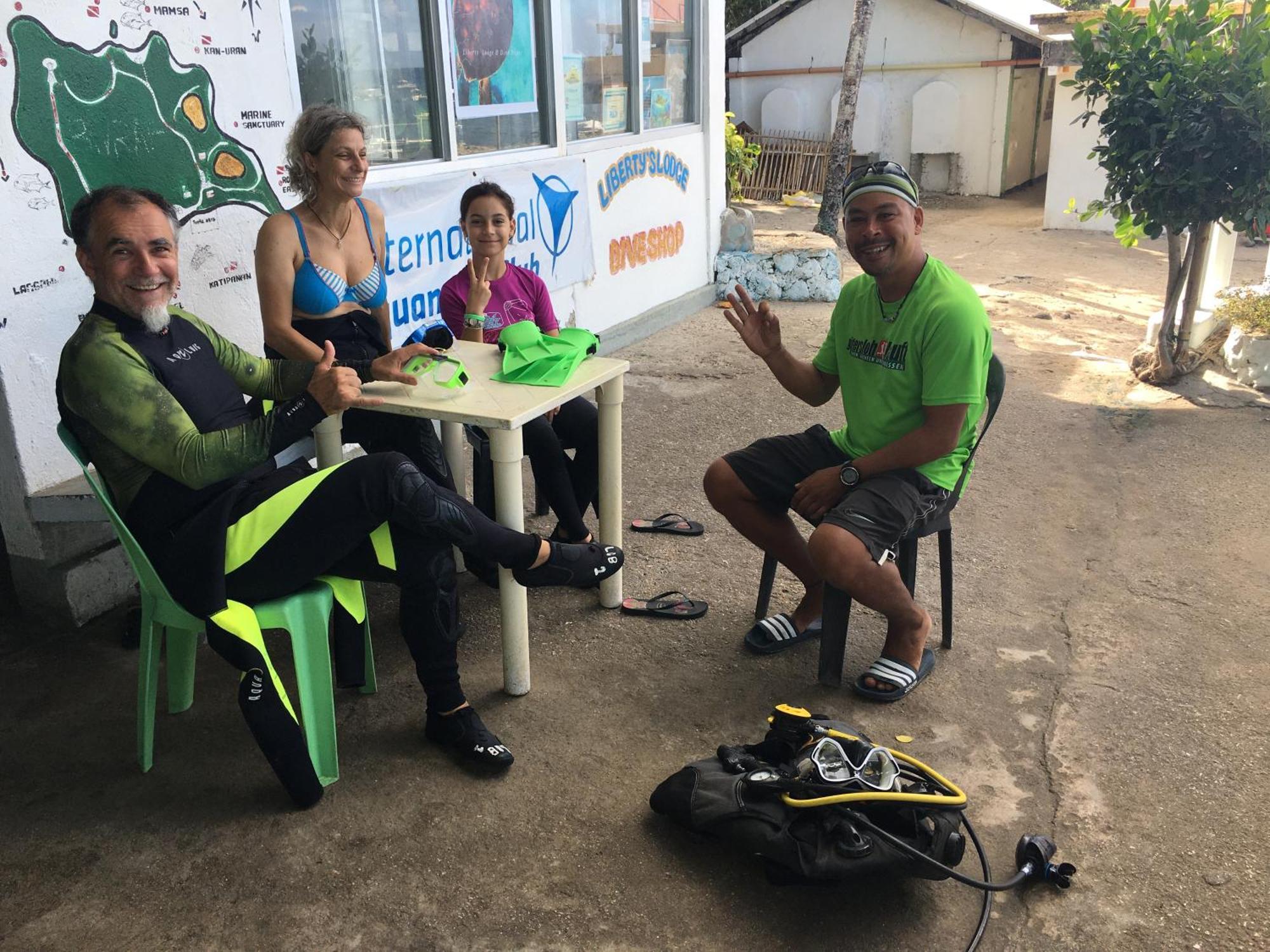 Liberty'S Lodge And Diving - Apo Island Dumaguete City Buitenkant foto