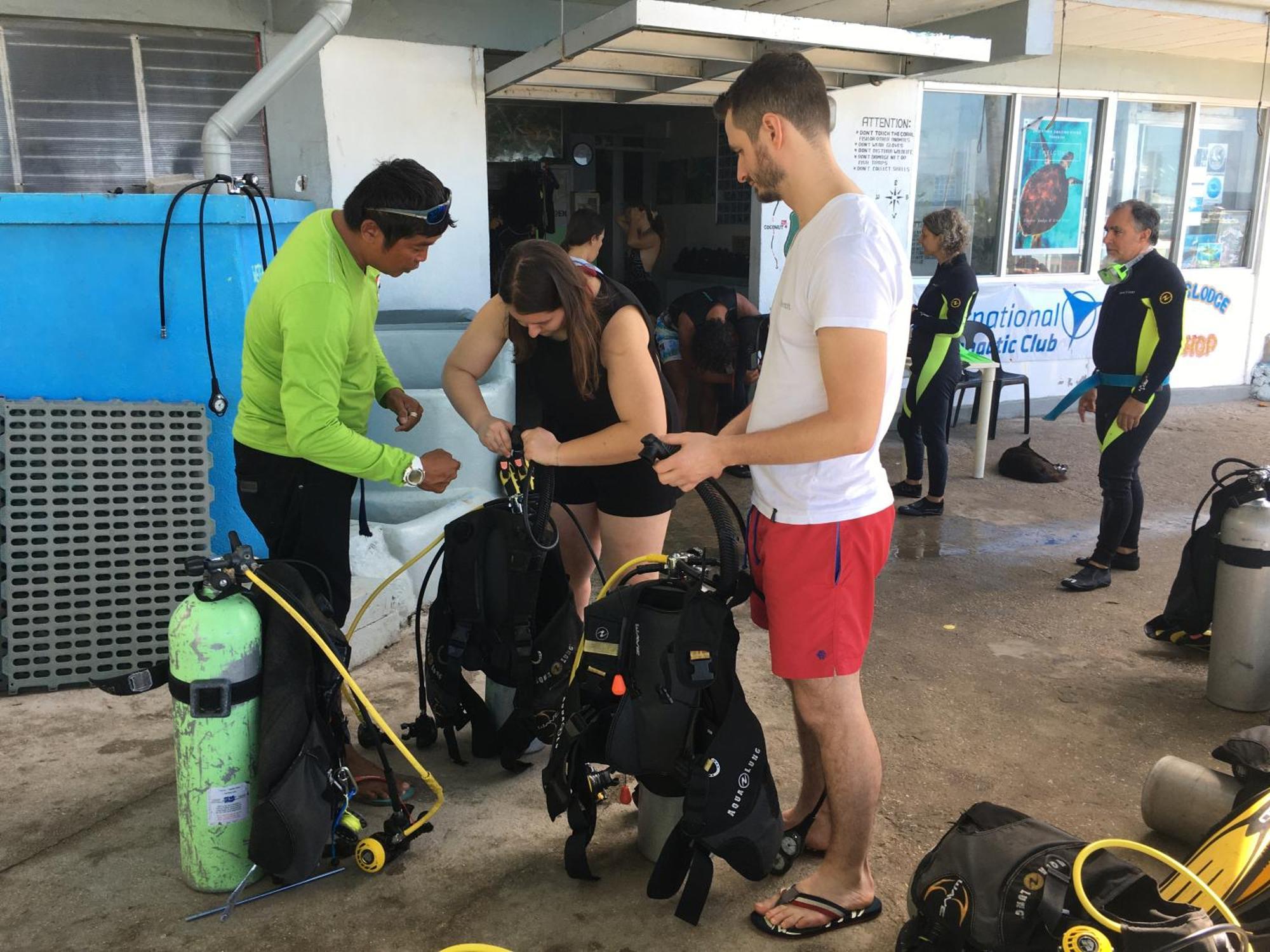 Liberty'S Lodge And Diving - Apo Island Dumaguete City Buitenkant foto